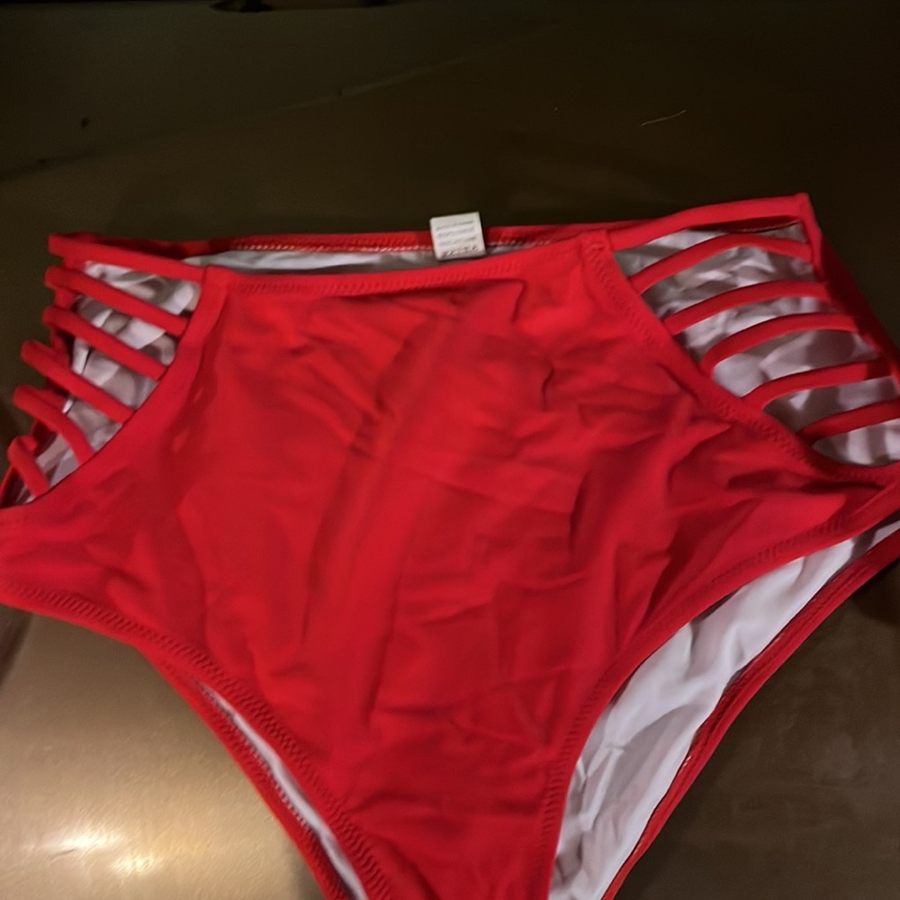 Red bikini - Picture 4 of 6